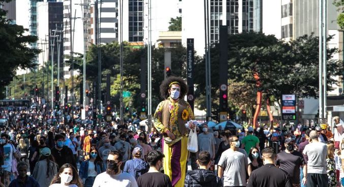 Pedestres usam máscara na avenida Paulista durante domingo de lazer