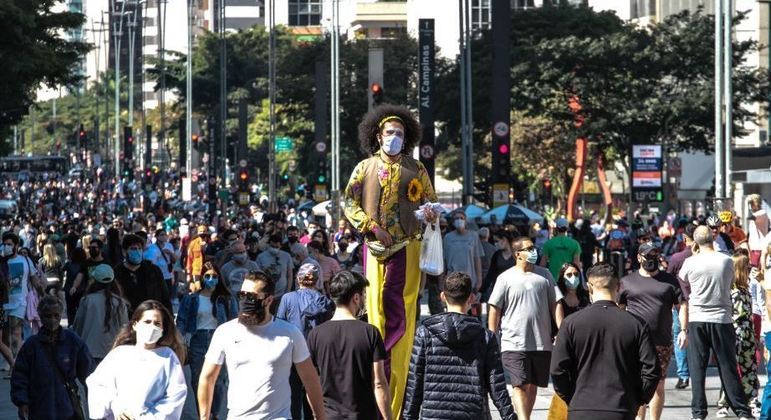 Primeiro dia de reabertura para pedestres na avenida Paulista