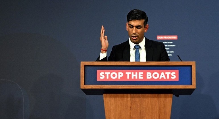 O primeiro-ministro Rishi Sunak fala, em entrevista coletiva, sobre seu plano de imigração