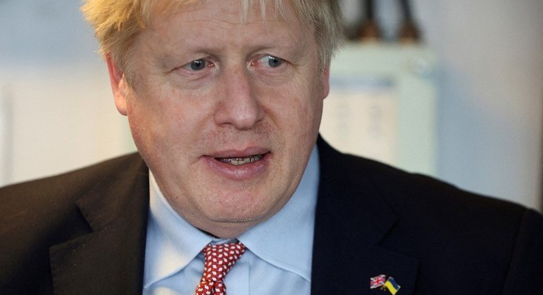 Boris Johnson usa broche com bandeira da Ucrânia durante evento oficial