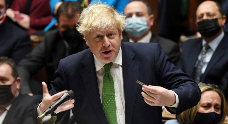 Boris Johnson é suspeito de organizar festas e participar delas durante a pandemia