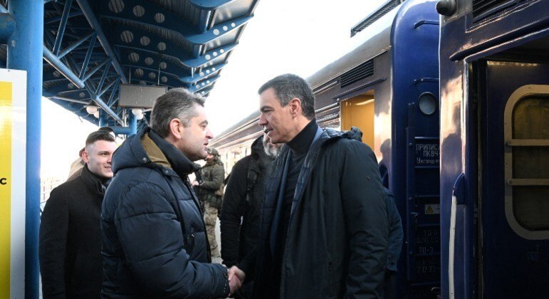 Primeiro-ministro da Espanha chega a Kiev e se encontrará com o presidente Volodmir Zelenski