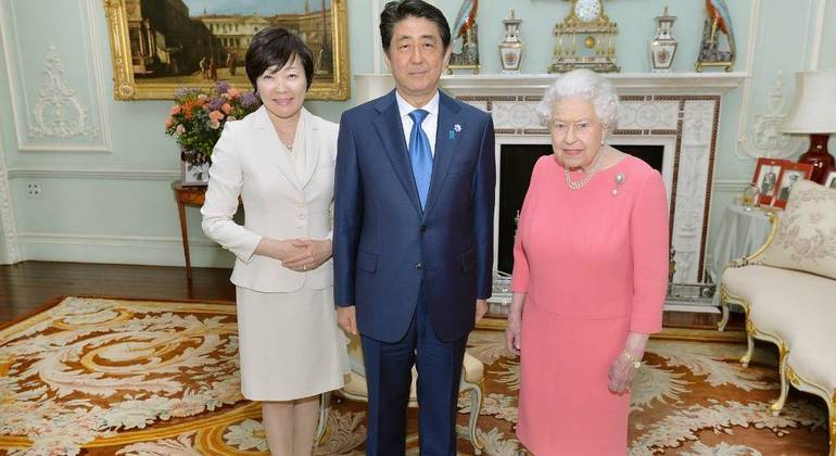 Shinzo Abe visitou Elizabeth 2ª durante visita oficial à Inglaterra em 2016