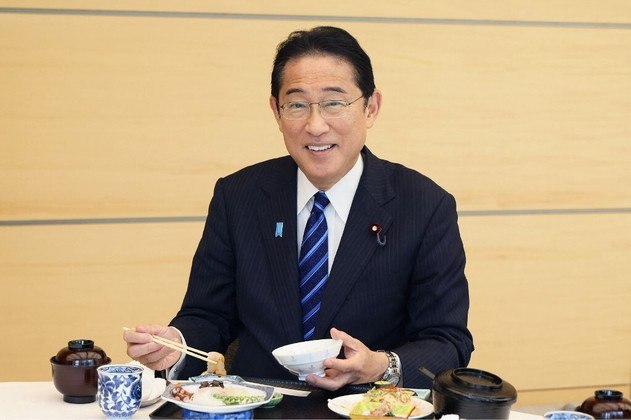primeiro-ministro japonês come peixe de Fukushima 