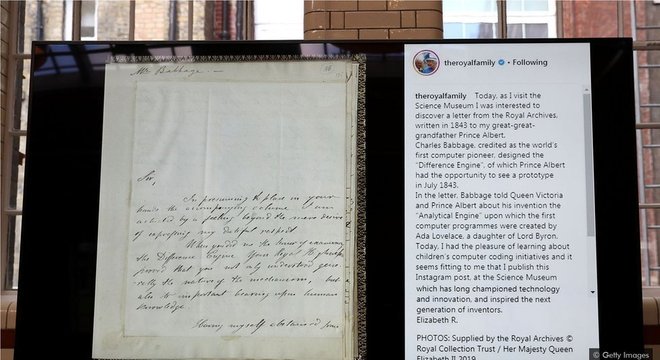 O primeiro post da rainha Elizabeth no Instagram, em 2019, a foto de uma antiga carta ao príncipe Albert, foi acompanhado de uma legenda narrativa