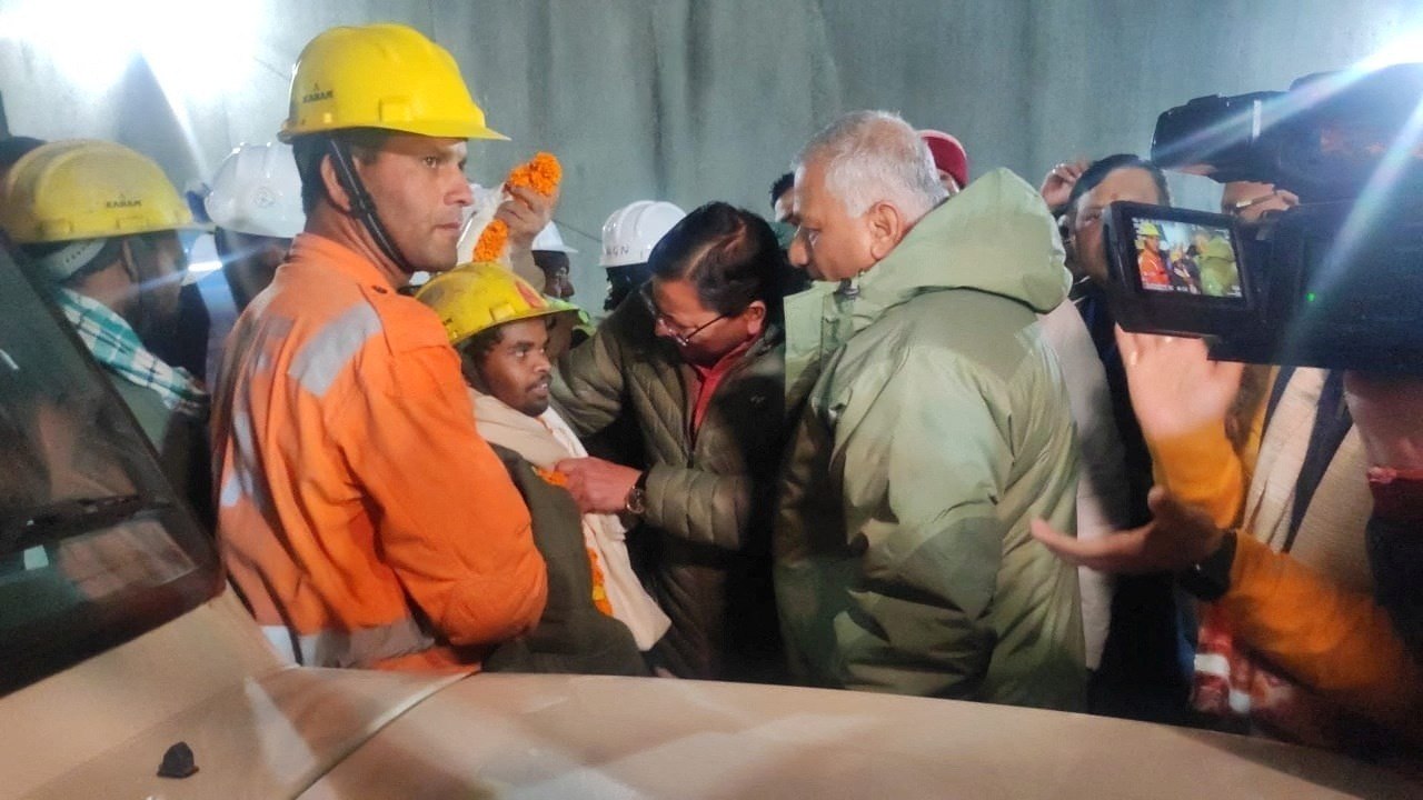 Socorristas resgatam todos os 41 trabalhadores que ficaram 17 dias presos em túnel na Índia – Notícias