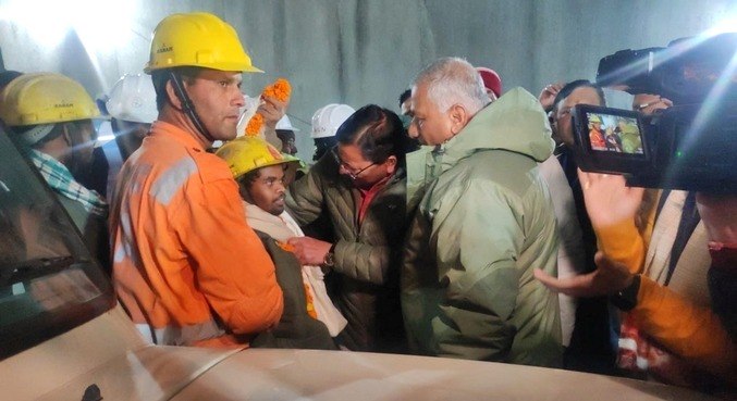 Socorristas resgatam primeiro trabalhador de túnel na Índia
