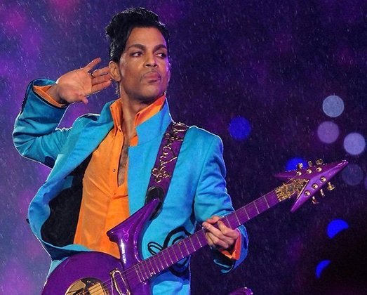 Prince (1958-2016) - Um dos músicos mais completos da história, compôs, cantou e tocou (diversos instrumentos) em diversos ritmos. Eclético, deixou pérolas no Pop, Funk, Rock, R&B, Jazz e Soul. Mas é mais associado ao Funk. Nascido em Minneapolis, o que tinha de baixinho (1.57m) tinha de gigante na música. Eterno, 
