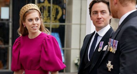 Princesa Beatrice usa tiara luxuosa na coroação de Charles 3°