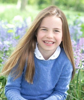 Quarta na linha de sucessão         A princesa Charlotte, segunda filha do príncipe William e de Kate Middleton, protagonizou um acontecimento importante na família real. Mesmo com o nascimento de seu irmão mais novo Louis, ela permanece sendo a quarta na linha de sucessão ao trono.Historicamente, as mulheres da realeza apareciam após os homens da família na fila ao trono, independente de suas idades. A regra mudou em 2013, com a aprovação de novas emendas ao Ato de Sucessão à Coroa