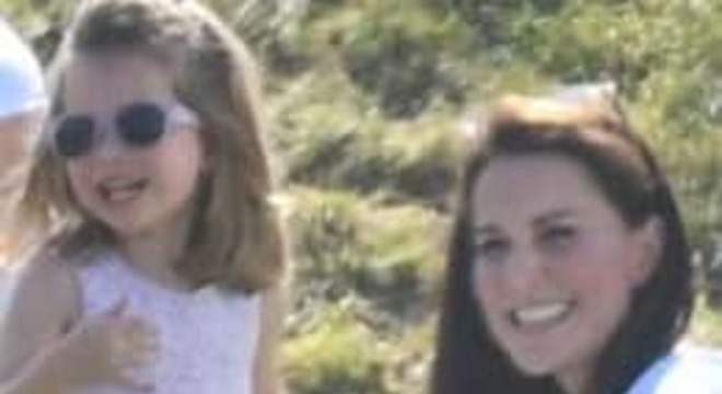 princesa charlotte cambalhotas