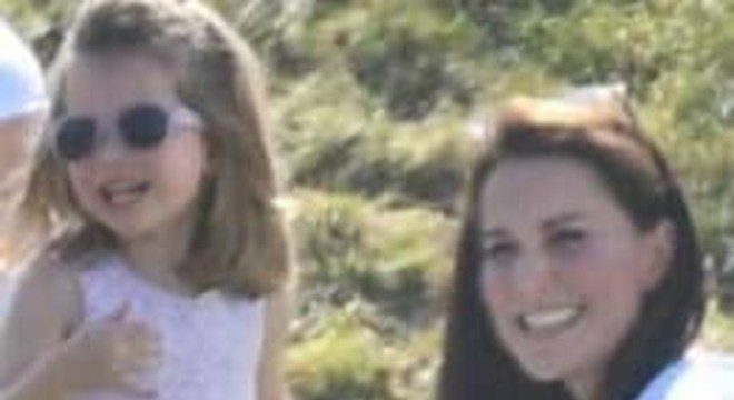 princesa charlotte cambalhotas