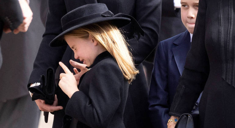Princesa Charlotte não conteve as lágrimas no funeral da bisavó