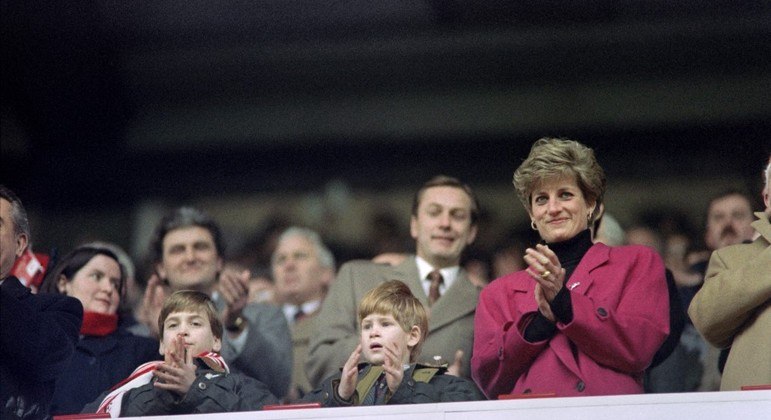 Princesa Diana ao lados dos filhos William (à esq.) e Harry (centro)