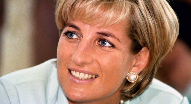 Durante as entrevistas, Harry fala sobre a entrevista chocante concedida por sua mãe, a princesa Diana, para a série documental chamada “Panorama” da emissora BBC. Diana chocou o mundo ao falar como se sentia sozinha na família real e sobre o caso do marido, agora rei Charles 3º, com Camilla Parker Bowles. Harry ressalta que a mãe foi enganada pelo repórter Martin Bashir para conceder a entrevista e que agora “todos sabemos que isso aconteceu”, mas “ao mesmo tempo, ela falou a verdade sobre sua experiência” 