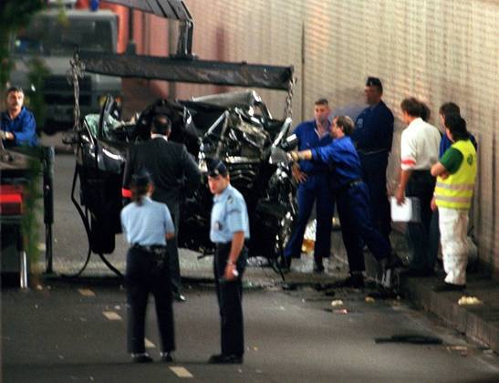 3 – Flash que desorientou o motorista François Levistre, um francês que estava dirigindo pelo túnel quando a tragédia aconteceu, disse ter visto uma luz brilhante antes do acidente, que poderia ter sido usada propositalmente para desorientar o motorista. Mas uma operação da polícia britânica concluiu que o flash não ocorreu. A esposa de Levistre, que estava sentada ao lado dele, afirmou não ter visto a luz brilhante