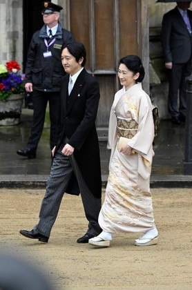 Algumas autoridades foram com trajes tradicionais, como Kiko, princesa herdeira do Japão, que estava com um quimono em um tom de bege-claro e o cabelo preso ao estilo tradicional