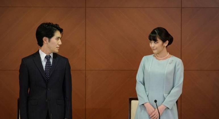A princesa japonesa Mako e seu marido, Kei Komuro, participam de uma conferência de imprensa após seu casamento