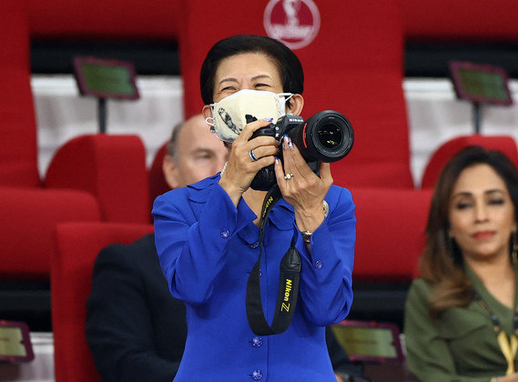 Além dos fotógrafos da imprensa, a princesa Takamado, do Japão, fotografou o jogo