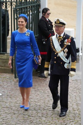 O rei Carl XVI Gustaf, da Suécia, estava acompanhado da filha, a princesa Victoriana. A herdeira do trono foi com um vestido azul, cor da bandeira sueca, um broche no peito, chapéu e um cola de diamantes