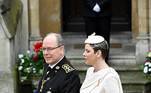 Príncipe Albert II, de Mônaco, estava acompnhado da princesa Charlene. Ela estav toda de branco, com um tailler  em alfaiataria