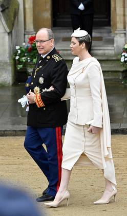 Príncipe Albert II, de Mônaco, estava acompnhado da princesa Charlene. Ela estav toda de branco, com um tailler  em alfaiataria