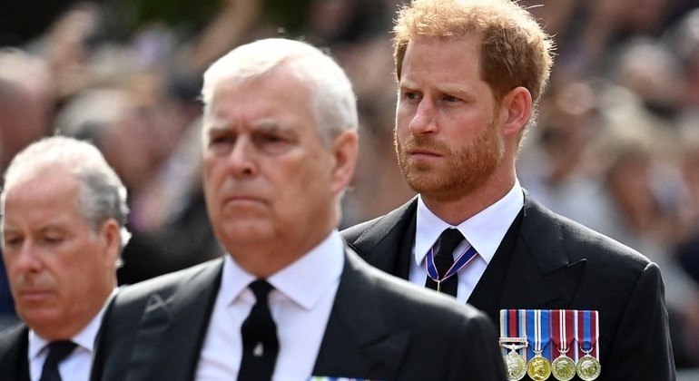 Príncipe Andrew (no centro) chegou a ser destituído pela rainha por escândalo de pedofilia