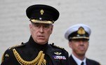 Acusado de agressão sexual, príncipe Andrew renuncia a títulosNo início do ano, em 13 de janeiro, o príncipe Andrew, considerado o 'filho predileto' da rainha Elizabeth 2ª, abriu mão de cargos honorários militares e em instituições de caridade, e ao título de 'alteza' após ser acusado de abuso sexual infantil. O caso contra o príncipe foi apresentado por Virginia Giuffre em um tribunal de Nova York, mas foi formalmente arquivado em março após as partes terem assinado um acordo extrajudicial privado por um valor não revelado. O duque de York ainda perdeu o título honorário concedido em 1987 pela cidade de York, no norte da Inglaterra, por decisão das autoridades locais