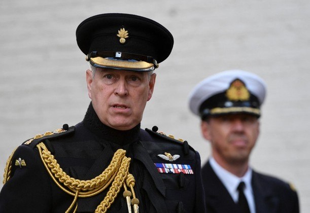 Acusado de agressão sexual, príncipe Andrew renuncia a títulosNo início do ano, em 13 de janeiro, o príncipe Andrew, considerado o 'filho predileto' da rainha Elizabeth 2ª, abriu mão de cargos honorários militares e em instituições de caridade, e ao título de 'alteza' após ser acusado de abuso sexual infantil. O caso contra o príncipe foi apresentado por Virginia Giuffre em um tribunal de Nova York, mas foi formalmente arquivado em março após as partes terem assinado um acordo extrajudicial privado por um valor não revelado. O duque de York ainda perdeu o título honorário concedido em 1987 pela cidade de York, no norte da Inglaterra, por decisão das autoridades locais