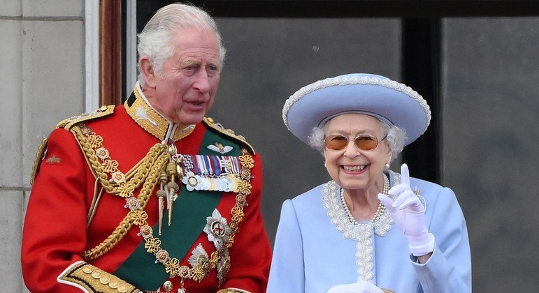 O príncipe Charles ao lado de Elizabeth 2ª durante as comemorações do Jubileu de Plantina, neste mês