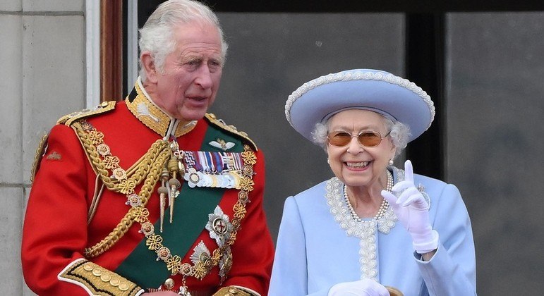 Príncipe Charles e rainha Elizabeth 2ª durante o Jubileu de Platina