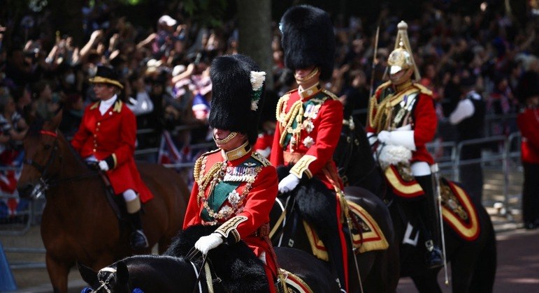 Príncipes Charles e William montam a cavalo durante o 'Desfile de Bandeiras'