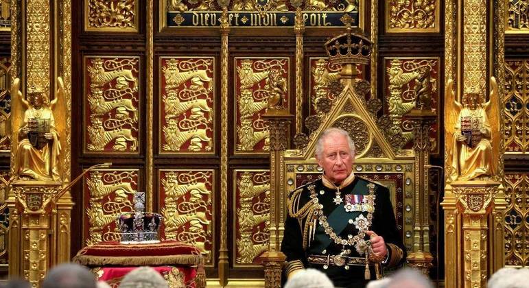 Príncipe Charles faz o discurso da rainha durante a abertura do Parlamento
