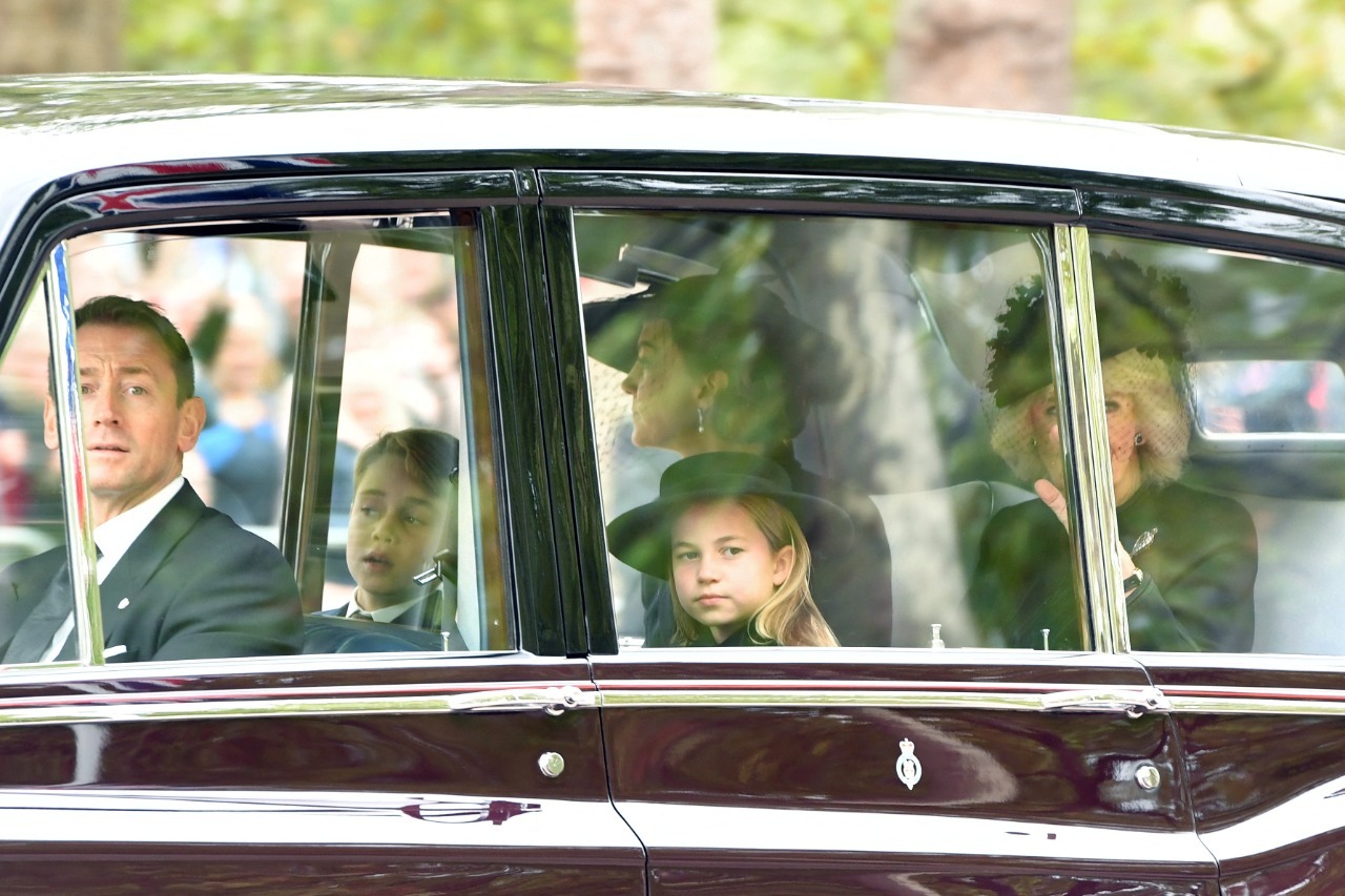 Príncipe George e princesa Charlotte chegam ao funeral da rainha Elizabeth 2ª