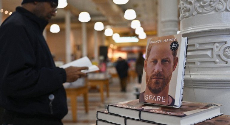 Livro 'O que Sobra' conta a vida do príncipe Harry