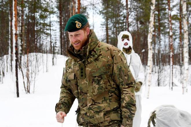 O Príncipe Harry visitou nesta quinta-feira (14) fuzileiros navais em Bardufoss, na Noruega, e acompanhou o treinamento dos oficiais no Ártico. Ele participou do treinamento de sobrevivência no inverno em um dos lugares mais frios do planeta