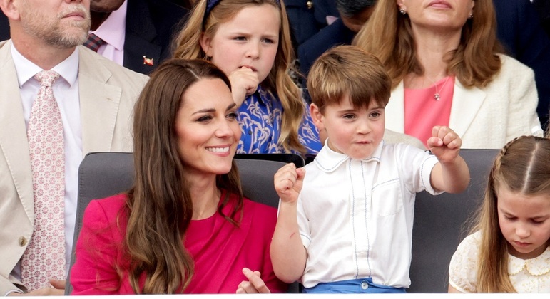 Príncipe Louis ao lado da mãe, Kate Middleton, e da irmã, 
Charlotte
