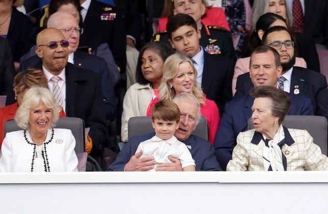 Nesta foto, Louis aparece no colo do avô, o príncipe Charles, e ao lado da duquesa da Cornuália, Camilla, e da tia-avó, Anne