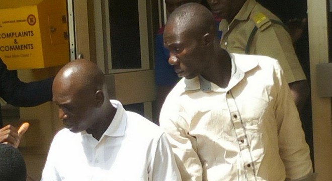O príncipe Adewale Oyekan (d) e Lateef Balogun deixam o tribunal após sentença