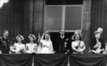Os dois casaram oito anos depois, em 20 de novembro de 1947.Philip, nomeado duque de Edimburgo, teve que renunciar aos títulos de nobrezaanteriores e a sua religião ortodoxa, convertendo-se à Igreja Anglicana