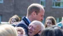 Príncipe William quebra protocolo real ao abraçar idoso na Escócia