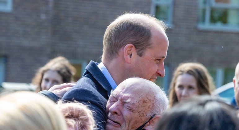 Príncipe William quebra protocolo e abraça um idoso, que fica emocionado com o gesto