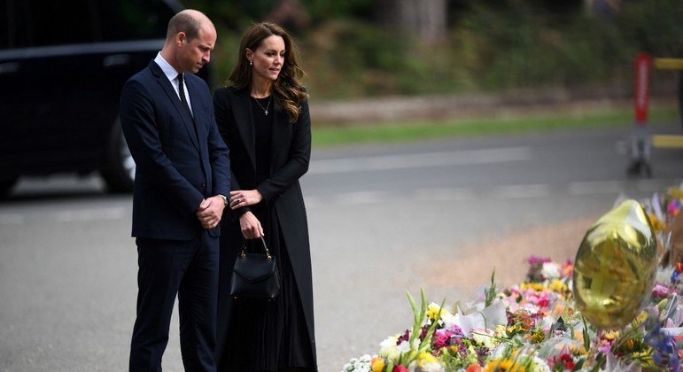 Príncipe William e Kate contemplam homenagens à rainha Elizabeth 2ª
