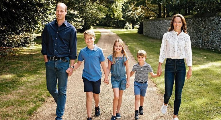 príncipe e a princesa de Gales, William e Kate ao lado dos três filho na foto do cartão de Natal deste ano
