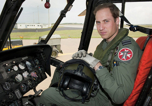 Príncipe William - Foi piloto de busca e resgate da Força Aérea Real do Reino Unido no País de Gales. Passou 7 anos e meio nas Forças Armadas. 