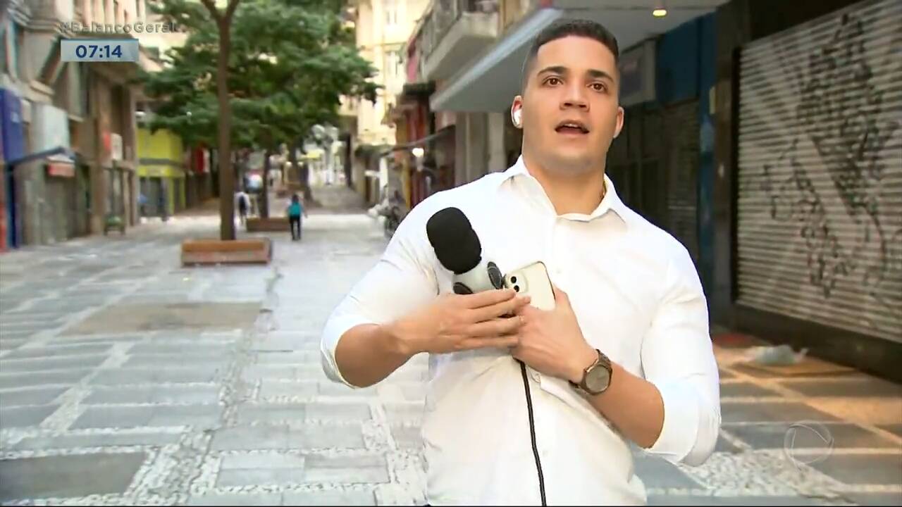 Repórter da Globo tem celular roubado ao vivo em São Paulo