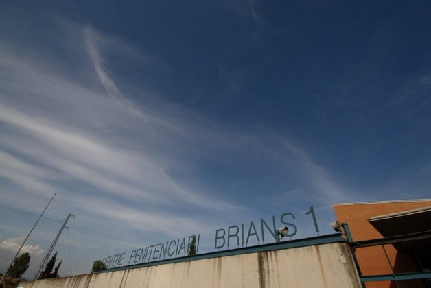 O Centro Penitenciário Brians 1 foi inaugurado em 1991 e abriga homens e mulheres. Tem uma área construída de 61.562,17 metros quadrados e fica na cidade de Sant Esteve Sesrovires, nos arredores de Barcelona