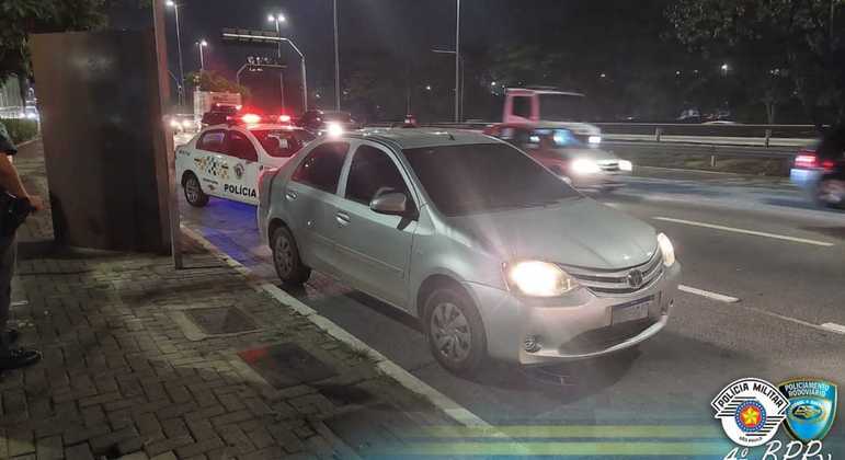 Homem estava em um veículo Toyota Etios SD X e tentou fugir da PM após ordem de parada
