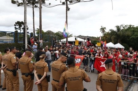 Apoiadores de Lula se concentram na frente da PF