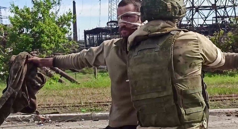 Entre os militares ucranianos capturados pela Rússia, estão soldados que estavam na usina de Azovstal